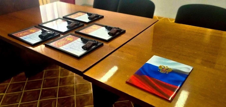 В Москве в подразделениях Управления вневедомственной охраны Росгвардии вручили табельное оружие новым сотрудникам